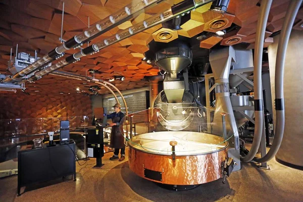 Employé Travaille Dans Café Bar Grand Starbucks Reserve Roastery Monde — Photo