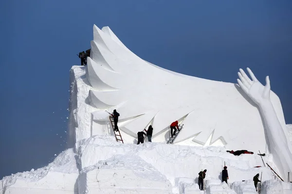 Artistas Criam Escultura Neve Snow Song Winter Olympics Para 30Th — Fotografia de Stock