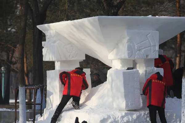 Studenti Univerzity Vytvářejí Sněžných Sochařských Soutěžích Parku Harbin Sun Island — Stock fotografie