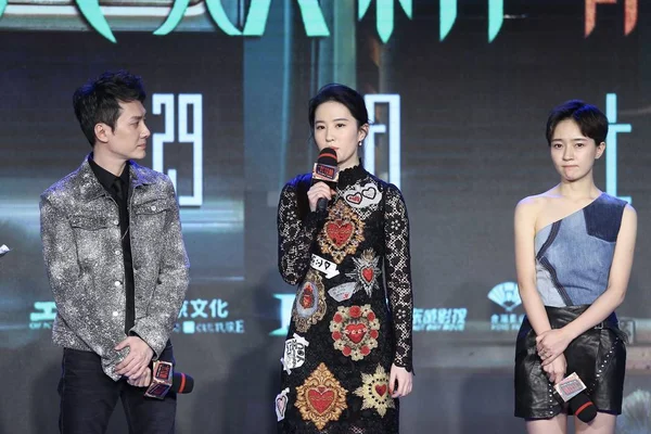 中国女演员 中国演员冯绍峰离开 出席2017年12月6日在中国北京举行的电影 汉森与野兽 新闻发布会 — 图库照片