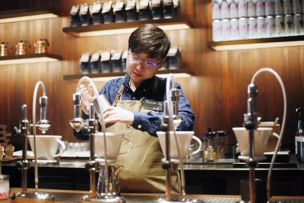 Barista Prepara Café Para Los Clientes Bar Café Del Starbucks —  Fotos de Stock
