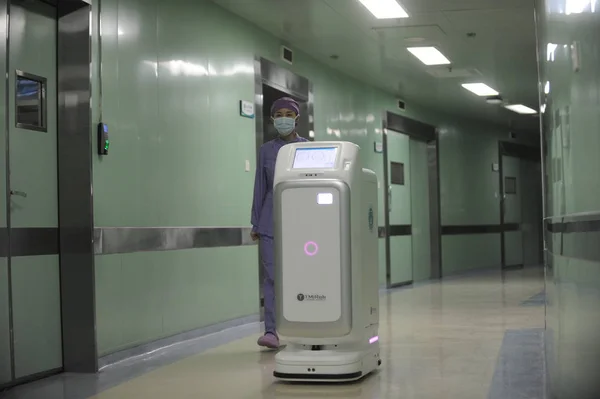 ロジスティック ロボット ベイマックス 中国の湖北省武漢市にある武漢 Xiehe 病院の医療従事者に医薬品を納入し 12月5日2017 — ストック写真