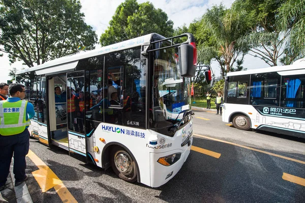 Autobuses Circulan Una Calle Durante Las Operaciones Prueba Ciudad Shenzhen —  Fotos de Stock