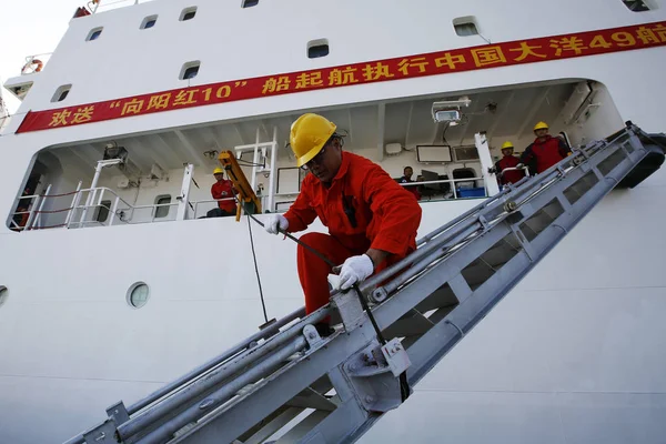 Chinesische Arbeiter Arbeiten Auf Dem Chinesischen Ozeanographischen Schiff Xiangyanghong Einen — Stockfoto