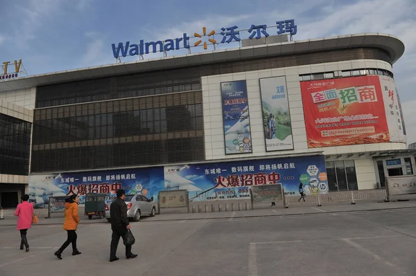 Clientes Passam Por Supermercado Wal Mart Cidade Hefei Província Anhui — Fotografia de Stock