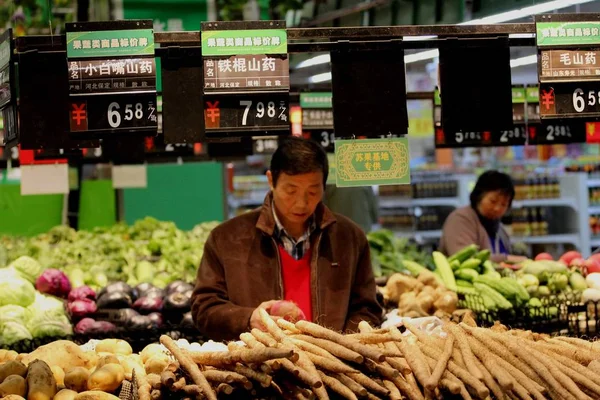 中国東部江蘇省南京市のスーパーマーケットで野菜を買うお客さん 2017年11月9日 — ストック写真