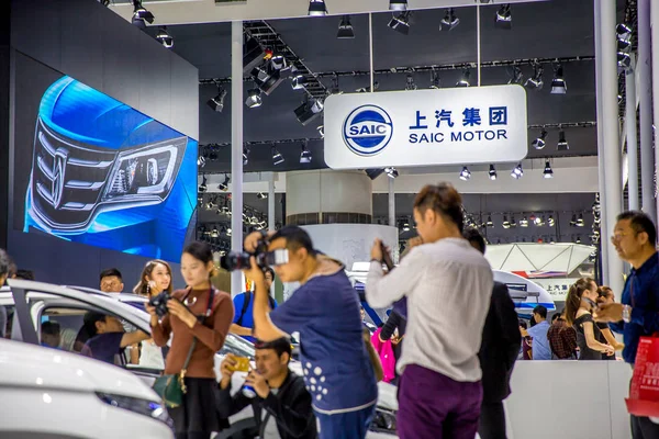 Lidé Navštívit Stánek Saic Motor Během Čína Guangzhou Mezinárodní Automobilové — Stock fotografie