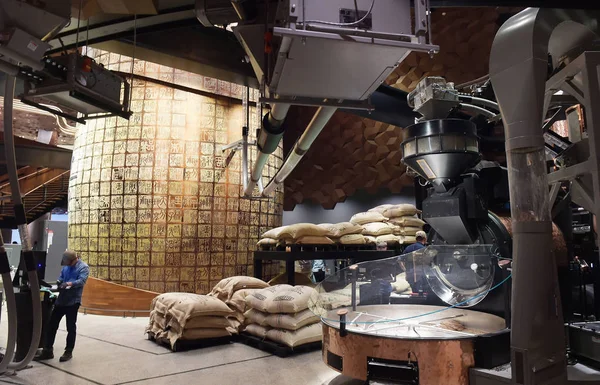 Les Employés Chinois Travaillent Starbucks Reserve Roastery Grâce Technologie Réalité — Photo