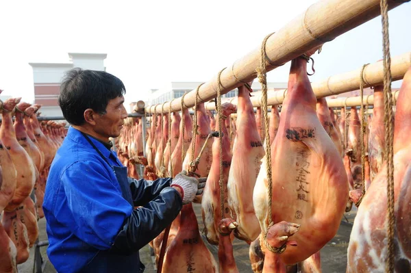 Китайские Рабочие Вешают Ветчины Цзиньхуа Высушить Солнце Заводе Zhejiang Laotang — стоковое фото