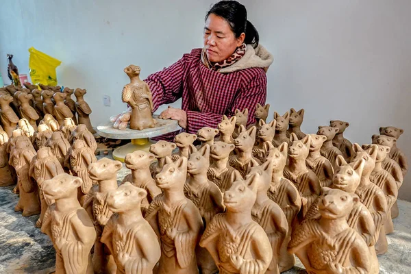 Craftswoman Works Clay Sculptures Workshop Yangqitun Village Xunxian County Central — стоковое фото
