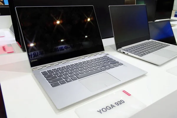 Laptop Computer Sind Auf Dem Stand Von Lenovo Während Der — Stockfoto