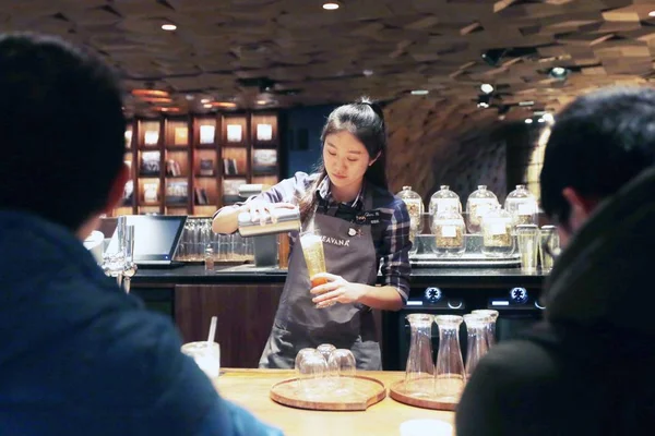 Barista Prepara Café Para Los Clientes Bar Café Del Starbucks —  Fotos de Stock