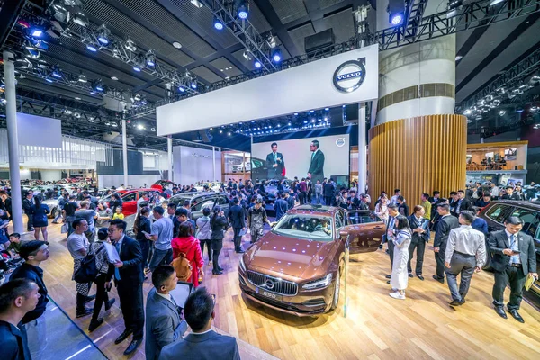 Gente Visita Stand Volvo Durante 15ª Exposición Internacional Automóviles China — Foto de Stock