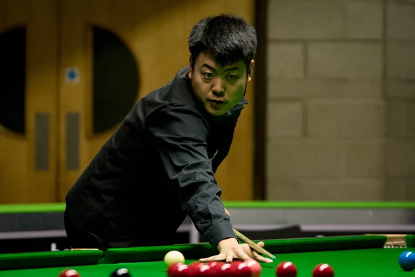 Liang Wenbo China Considera Tiro Para Stephen Maguire Escócia Sua — Fotografia de Stock