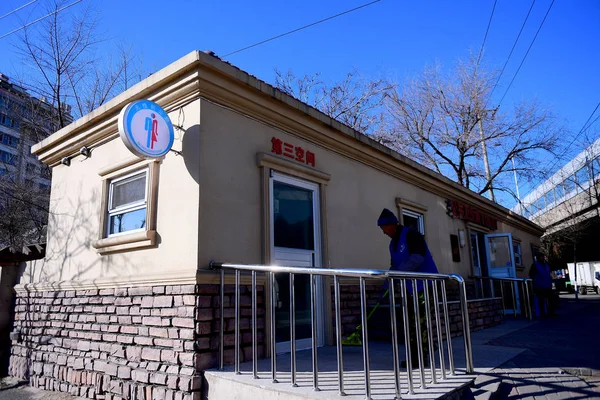 Trabalhador Chinês Limpa Banheiro Público Unissex Cidade Shenyang Província Liaoning — Fotografia de Stock