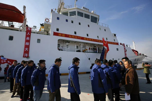 Científicos Chinos Posan Para Fotos Frente Barco Oceanográfico Xiangyanghong Mientras — Foto de Stock