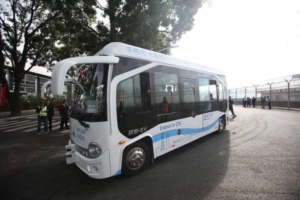 Autobus Conduce Una Carretera Durante Operación Prueba Ciudad Shenzhen Provincia —  Fotos de Stock