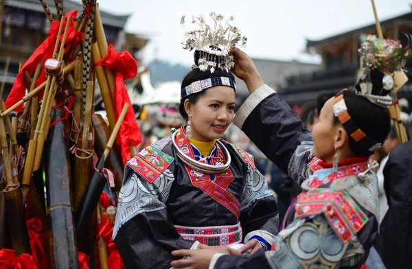 Китайські Дівчата Мяо Етнічної Меншини Одягнені Традиційні Срібло Прикрашали Одяг — стокове фото