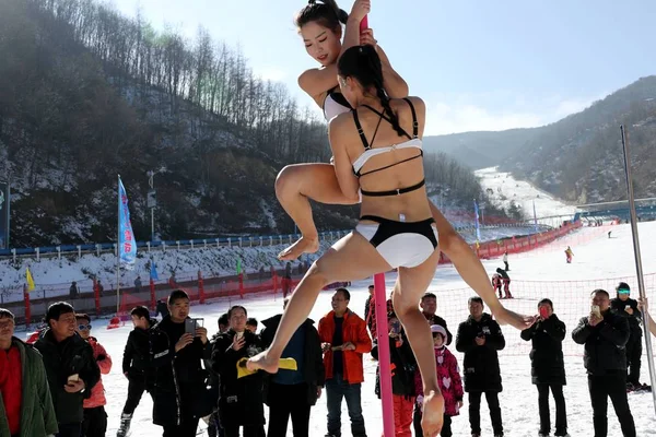 Китайские Девушки Бикини Танцуют Шесте Против Холода Лыжном Парке Округе — стоковое фото