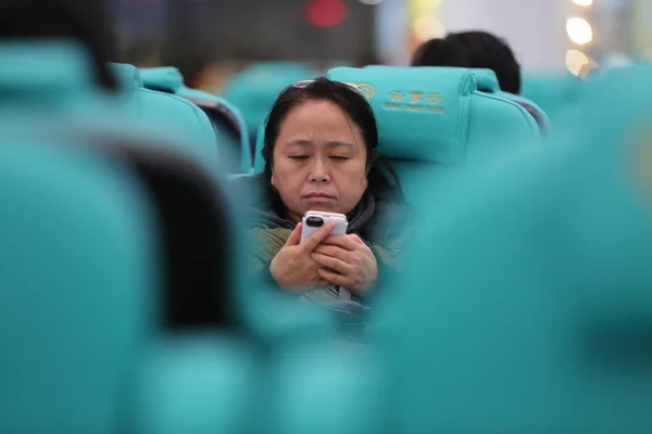 Pasajero Usa Teléfono Inteligente Sillón Masaje Mientras Espera Tren Terminal — Foto de Stock