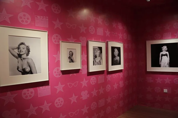 Внутренний Вид Выставки Mini Marilyn Память Мэрилин Монро Перед Торговым — стоковое фото