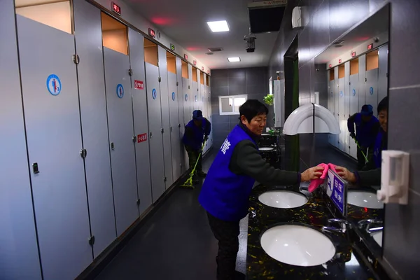 Chińskich Pracowników Oczyścić Unisex Publicznej Toalety Shenyang Miasta Północno Wschodniej — Zdjęcie stockowe