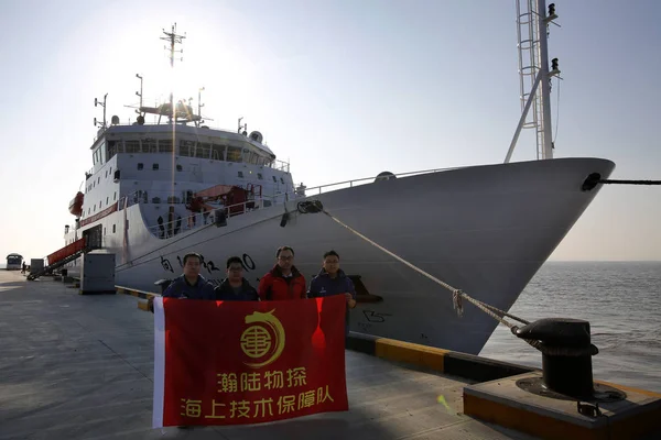 Китайські Вчені Ставлять Фотографій Перед Океанографічна Ship Сян Янг Вони — стокове фото