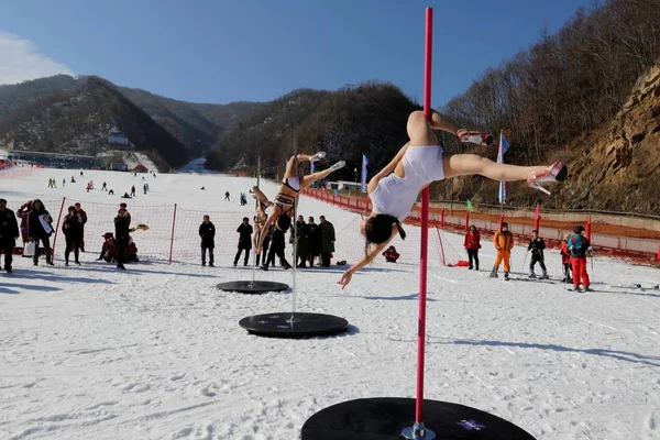 Chinese Girls Wearing Bikinis Perform Pole Dance Cold Ski Park — Stock Photo, Image
