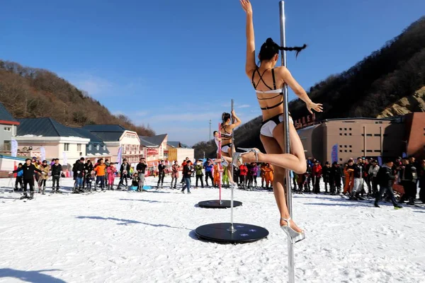 2017年12月3日 中国中部河南省洛阳市洛川县一个滑雪公园 身穿比基尼的中国女孩表演防寒杆舞 — 图库照片