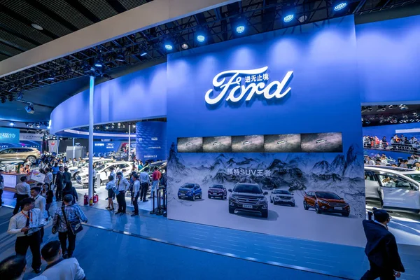 Les Gens Visitent Stand Ford Lors 15E Salon International Automobile — Photo