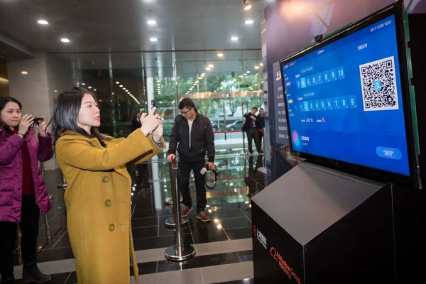 Visitor Uses Mobile Payment Service Alipay Her Smartphone Scan Code — Stock Photo, Image