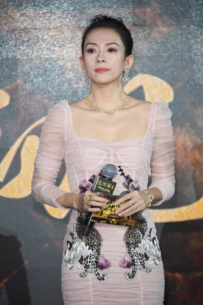 中国女演员章子怡出席2017年12月6日在中国北京举行的新片 永远年轻 的宣传活动 — 图库照片