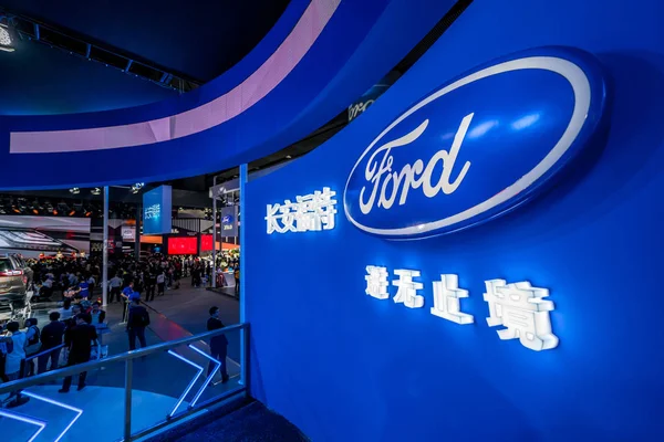 Gente Visita Stand Ford Durante 15ª Exposición Internacional Automóviles China — Foto de Stock