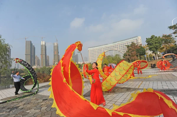 Las Mujeres Chinas Utilizan Una Sus Manos Para Realizar Danza — Foto de Stock