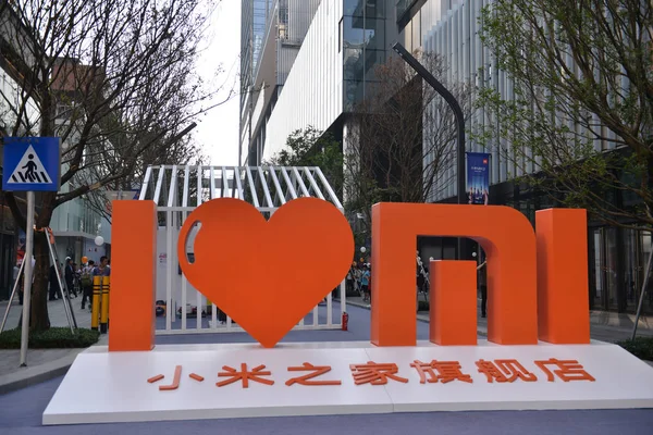 Логотип Сяоми Виден Перед Первым Мире Флагманом Home Xiaomi Время — стоковое фото