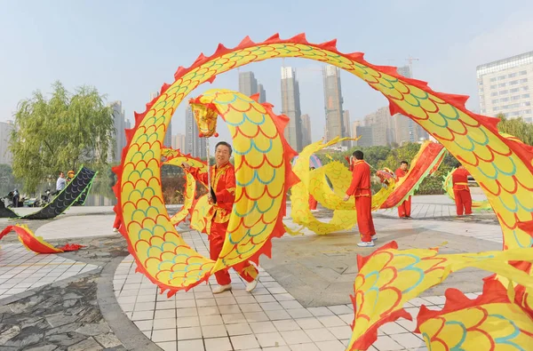 Las Mujeres Chinas Utilizan Una Sus Manos Para Realizar Danza — Foto de Stock