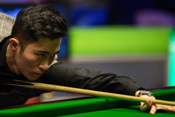 Cao Yupeng China Juega Tiro John Higgins Escocia Partido Segunda — Foto de Stock