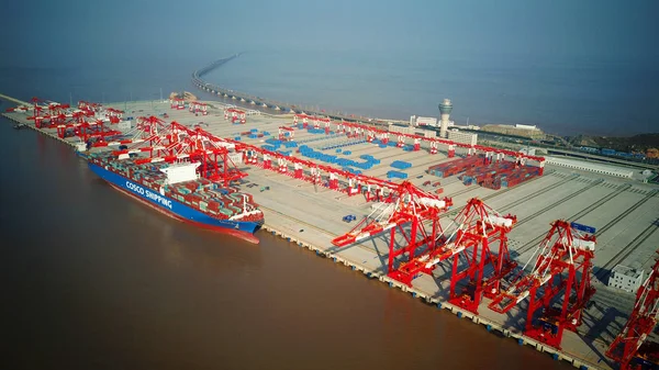 Aerial view of containers at the fourth phase of the Yangshan Deep-Water Port, the world's largest automated cargo wharf to start trial operation, in Shanghai, China, 6 December 2017 — Stock Image Aerial View Containers Fourth Phase Yangshan Deep Water Port World Royalty Free Stock Photos