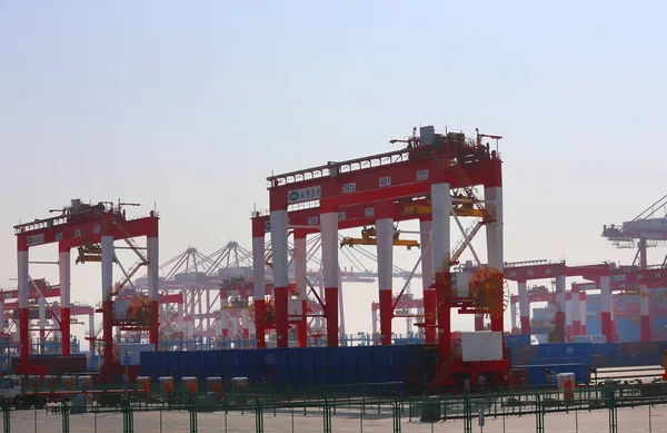 Crane vehicles lift containers at the fourth phase of the Yangshan Deep-Water Port, the world's largest automated cargo wharf to start trial operation, in Shanghai, China, 6 December 2017 — Stock Image Crane Vehicles Lift Containers Fourth Phase Yangshan Deep Water Port Stock Image