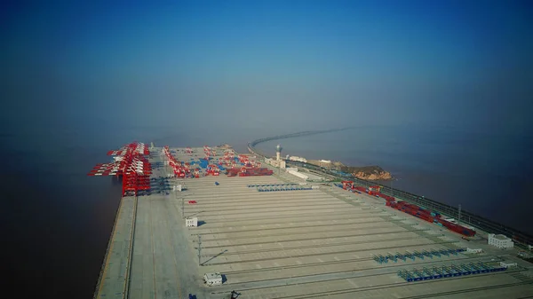 Aerial view of containers at the fourth phase of the Yangshan Deep-Water Port, the world's largest automated cargo wharf to start trial operation, in Shanghai, China, 6 December 2017 — Stock Image Aerial View Containers Fourth Phase Yangshan Deep Water Port World Stock Picture