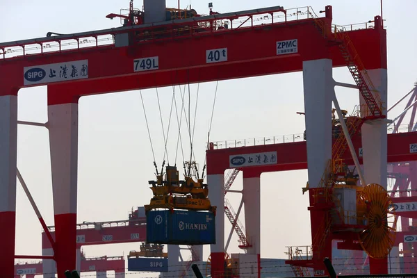 Crane vehicles lift containers at the fourth phase of the Yangshan Deep-Water Port, the world's largest automated cargo wharf to start trial operation, in Shanghai, China, 6 December 2017 — Stock Image Crane Vehicles Lift Containers Fourth Phase Yangshan Deep Water Port Stock Picture