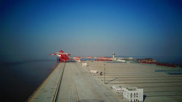 Aerial view of containers at the fourth phase of the Yangshan Deep-Water Port, the world's largest automated cargo wharf to start trial operation, in Shanghai, China, 6 December 2017 — Stock Image Aerial View Containers Fourth Phase Yangshan Deep Water Port World Stock Picture