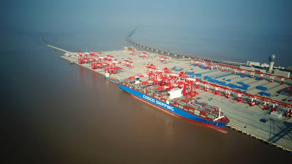 Aerial view of containers at the fourth phase of the Yangshan Deep-Water Port, the world's largest automated cargo wharf to start trial operation, in Shanghai, China, 6 December 2017 — Stock Image Aerial View Containers Fourth Phase Yangshan Deep Water Port World Stock Photo