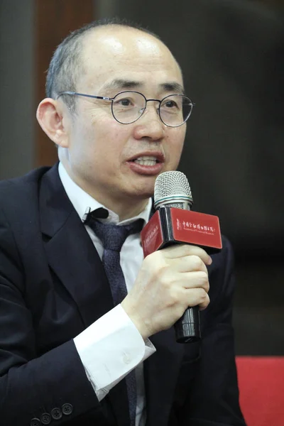 Shiyi 共同創設者 会長兼ソーホー中国の共同 Ceo 2018 日中国中央部の湖北省武漢市における金融の中国美術館で読書イベントに出席します — ストック写真