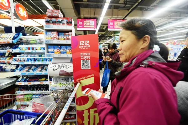 Çin Müşterileri Kuponlar Ile Alışverişlerini Ödemek Için Kuyrukları Alibaba Online — Stok fotoğraf