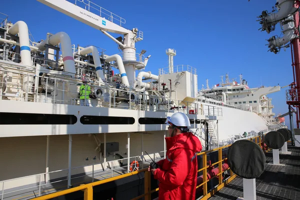 中国の労働者は オーストラリアの液化天然ガス Lng ボート サザンクロス 船として 中国東部の江蘇省南通郡龍光港のLngターミナルでバースを指示します 2018年1月15日 — ストック写真