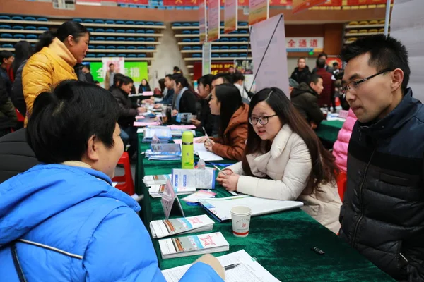 Chinesische Arbeitssuchende Sprechen Mit Interviewern Auf Einer Jobmesse Chizhou Der — Stockfoto