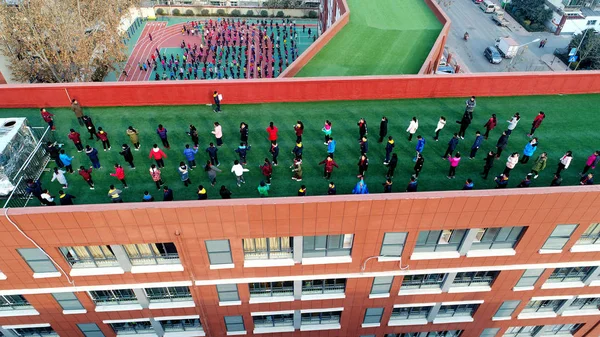 グレード の生徒は練習を 2017 日中国東部の山東省済南市で小学校で建物の屋上に体操 — ストック写真