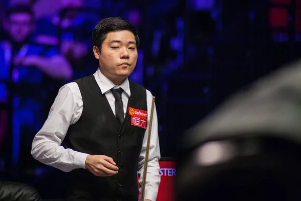 Ding Junhui China Considera Tiro Para Ryan Day Wales Sua — Fotografia de Stock