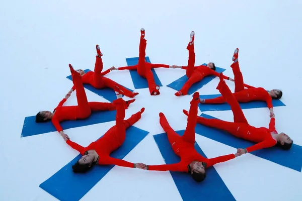 Китайський Girls Носіння Червоного Йоги Одягу Виконувати Йога Проти Холодної — стокове фото
